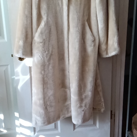 Vintage Faux Fur mid length ivory color coat - Picture 3 of 10